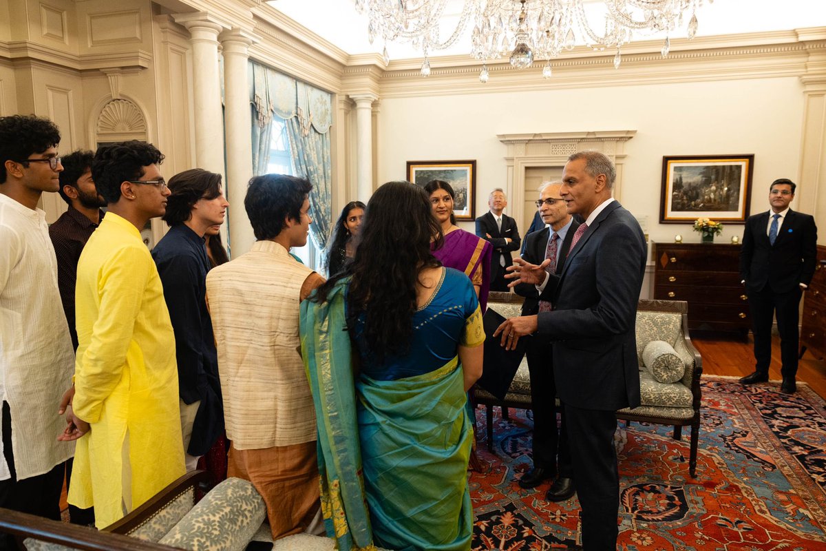 AmbVMKwatra's tweet image. Delighted to greet @SecBlinken on the sidelines of Diwali celebrations- commemorating the ancient Indian festival whose spirit is celebrated the world over. Thank the Secretary and my friend Rich Verma @DepSecStateMR for hosting.