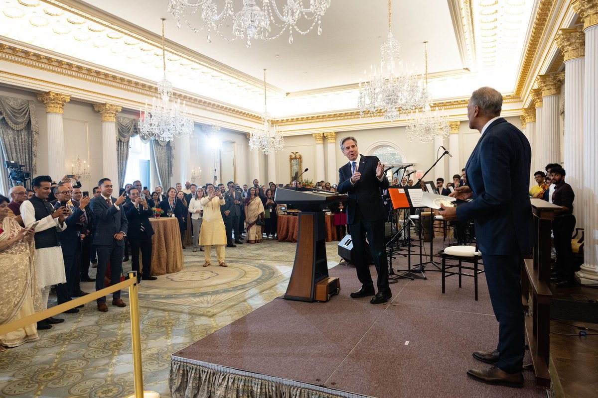 AmbVMKwatra's tweet image. Delighted to greet @SecBlinken on the sidelines of Diwali celebrations- commemorating the ancient Indian festival whose spirit is celebrated the world over. Thank the Secretary and my friend Rich Verma @DepSecStateMR for hosting.