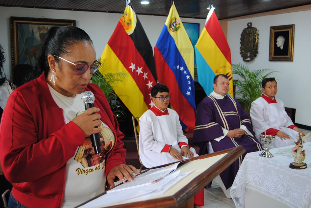 Minerva_perez10's tweet photo. Celebración de la Palabra por el Día de los Muertos en el Salón Hugo Chávez Frías de nuestra Cámara Municipal, por el alma de nuestros compatriotas y camaradas que aportaron al proeyecto Revolucionario, siendo constantes, comprometidos y leales a nuestras luchas. https://t.co/Frxp3Gbs8n