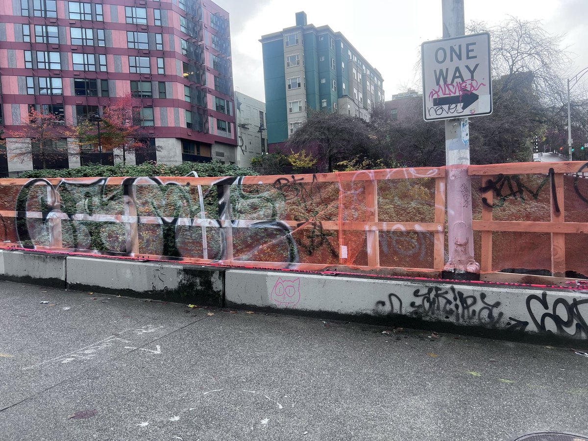 Feels safe here (bridge over I5 on Pine St)…