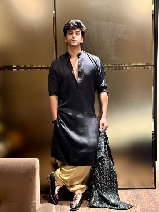 vaishnvi007's tweet image. My both fav&apos;s in black on Diwali 🤍💫

#SidhartShukla #KushalTandon