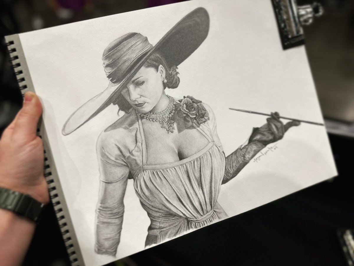 EmkayArtwork's tweet photo. NEW ART ALERT! Debuting #LadyDimitrescu as my first in-game character portrait 🖤 Prints now available at @SpookyEmpire 🤘 #pencildrawing #portraitartist #EmkayArtwork https://t.co/vBKg5nNOlJ