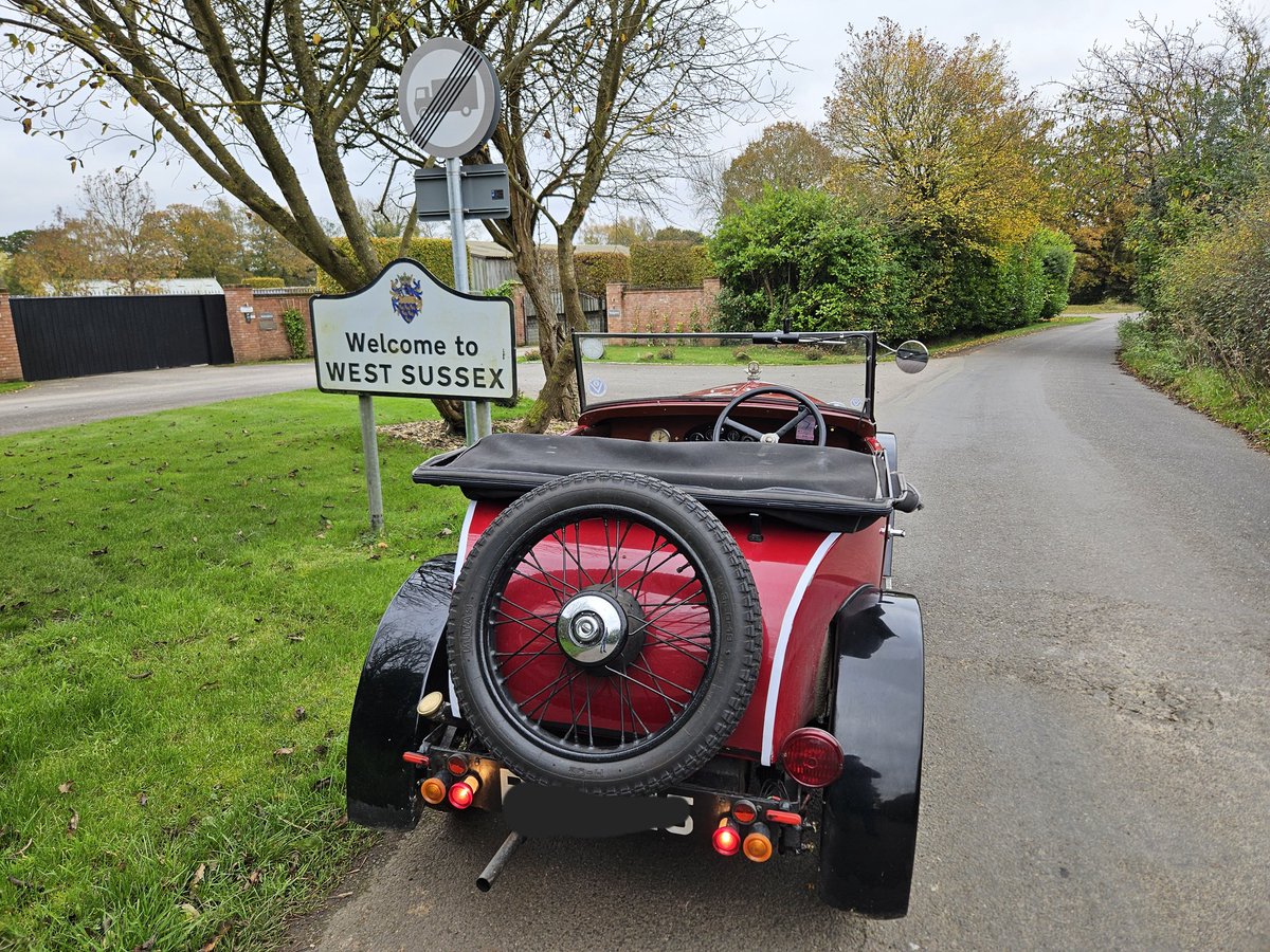 3speedCrashBox's tweet photo. Left Worcester at 9am this morning and reached the south coast, near Brighton, at 3pm. First time in Hampshire, Surrey, and West Sussex for me in the little Morris. Tomorrow is the 'Old Crocks' London to Brighton Run. I'm going to find a good spot to sit and watch them pass by 😎 https://t.co/zCuEIV33Tv