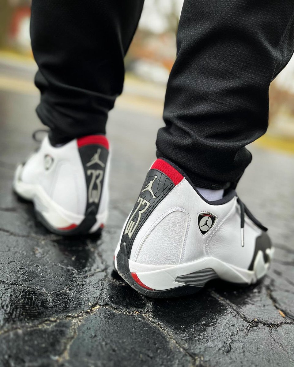 JustFreshKicks's tweet photo. Congrats to those who copped today ⚪️⚫️🔴 https://t.co/wmtXXDf6IU