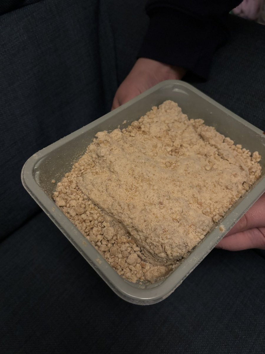 llilyxx's tweet photo. @Tesco have we been short changed here or is your Rhubarb crumble not meant to cover the whole tray…? https://t.co/9l3ILHxAbJ
