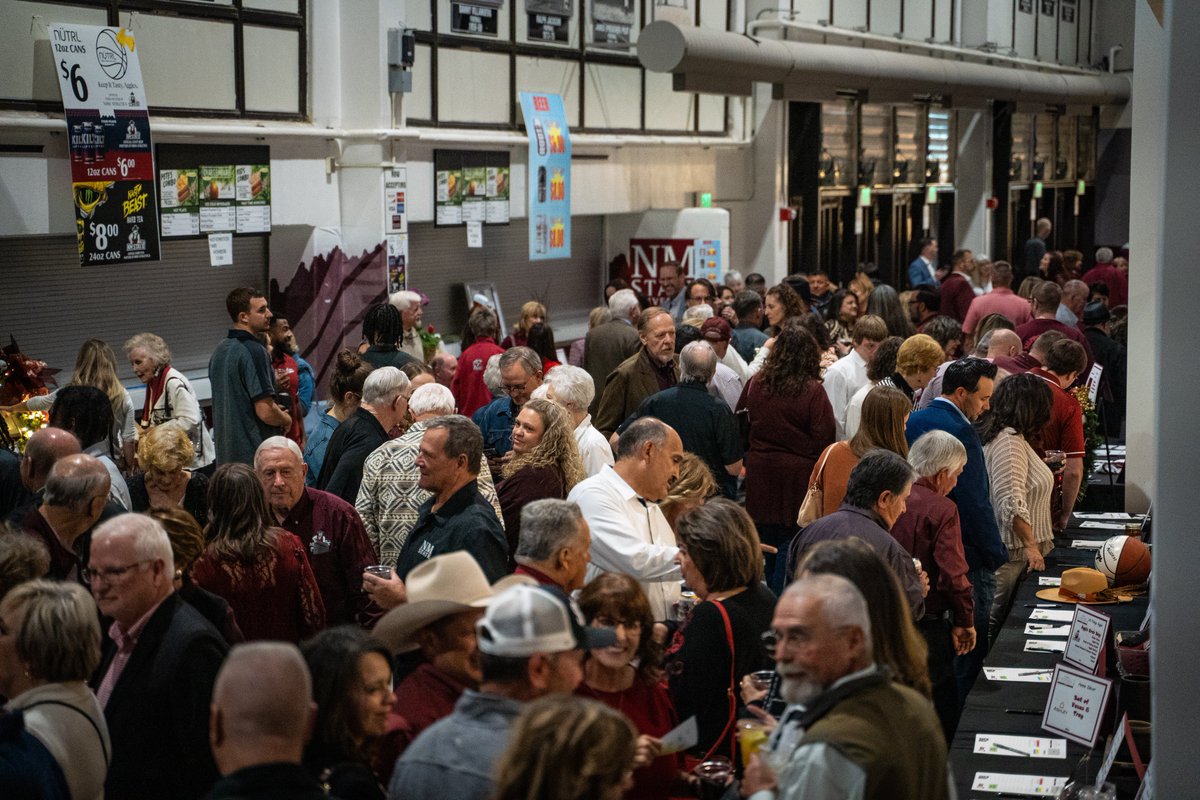 NMStateMBB's tweet photo. A huge thank you to Shari Jones and everyone involved in making last night’s 6th Man Tip-Off Dinner a success! We’re grateful for all the support from our incredible Aggie community. Here’s to an amazing season ahead! 🤠
#AggieUp https://t.co/pQAmR5vush