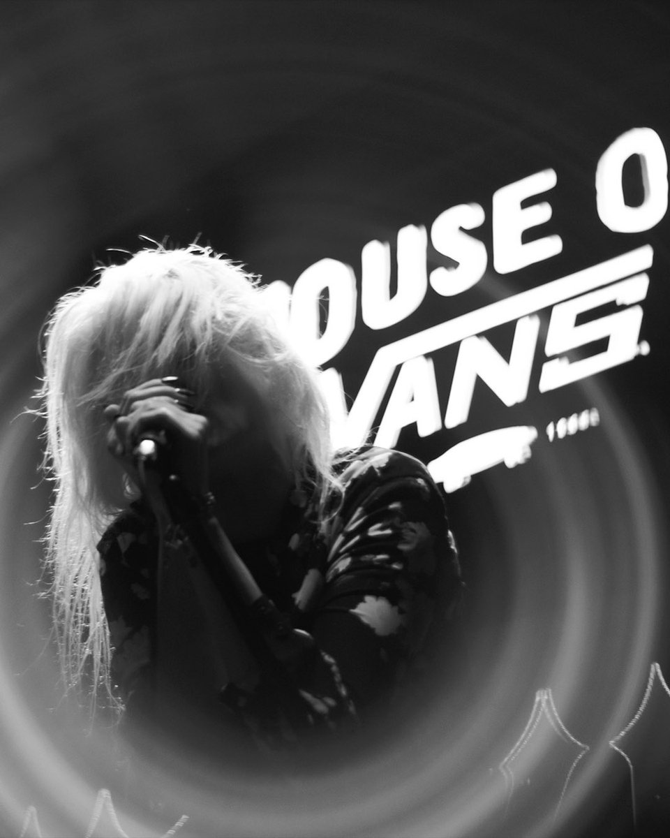 _MrIndie's tweet photo. The Kills se presentaron en el House of Vans CDMX un día antes de su presentación en Hipnosis 2024. 👁️🧿 Nos vemos hoy con más música en el Estadio Fray Nano. 🎤
📸: @ibr.ph / @ibrstorm
#thekills #concertshots #livemusicphotography #houseofvanscdmx #gisgigsgigs #hipnosis https://t.co/YLTvWOibrB