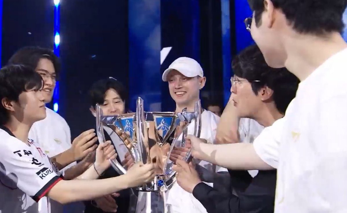 Es parte del equipo los 5 lo quieren así que ….

SI <a href="/RekklesLoL/">Martin Larsson</a>  ES CAMPEÓN DEL MUNDOOOOO!!!

Vamooooooos!!!