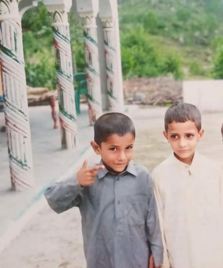 ChauhdariZahid9's tweet photo. افلاس کی بستی میں جا کر تو دیکھو
وہاں بچے تو ہوتے ہیں مگر بچپن نہیں ہوتا
Childhood ✨✌🏻💜
With cousin amaad 🥰❤️
#ChildhoodMemories #WithCousin #GoldenMemories #ZK9 https://t.co/oKYxETDV8Y
