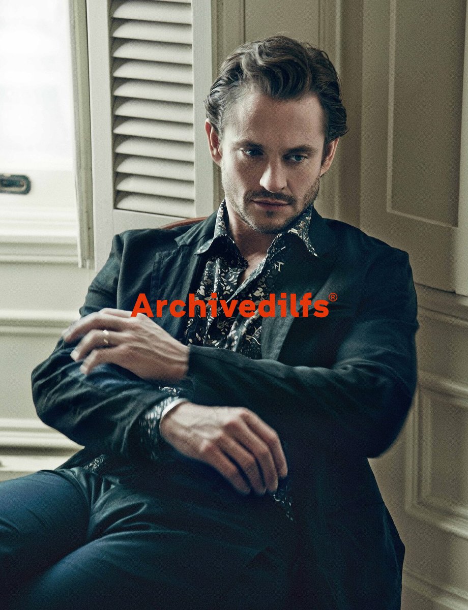 TOP DILFS OF THE YEAR

10 • Hugh Dancy