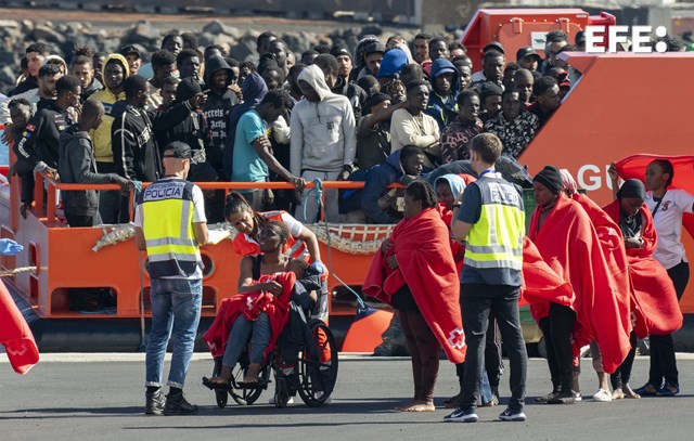 EFE_Canarias's tweet photo. #Lanzarote y #ElHierro reciben 841 migrantes en 13 barcas en el curso de 24 horas y dos cayucos más están en rescate.

Según un recuento provisional, entre las personas socorridas hay al menos 73 mujeres y 31 menores.

📸 EFE/Adriel Perdomo y Gelmert Finol
https://t.co/VeVeWzDhlZ https://t.co/uyKocO5JqG