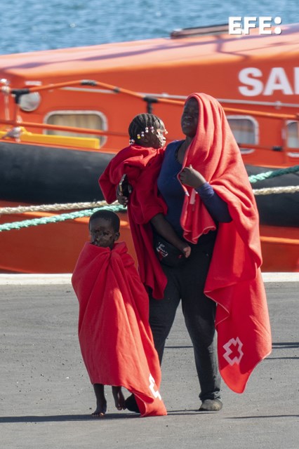 EFE_Canarias's tweet photo. #Lanzarote y #ElHierro reciben 841 migrantes en 13 barcas en el curso de 24 horas y dos cayucos más están en rescate.

Según un recuento provisional, entre las personas socorridas hay al menos 73 mujeres y 31 menores.

📸 EFE/Adriel Perdomo y Gelmert Finol
https://t.co/VeVeWzDhlZ https://t.co/uyKocO5JqG