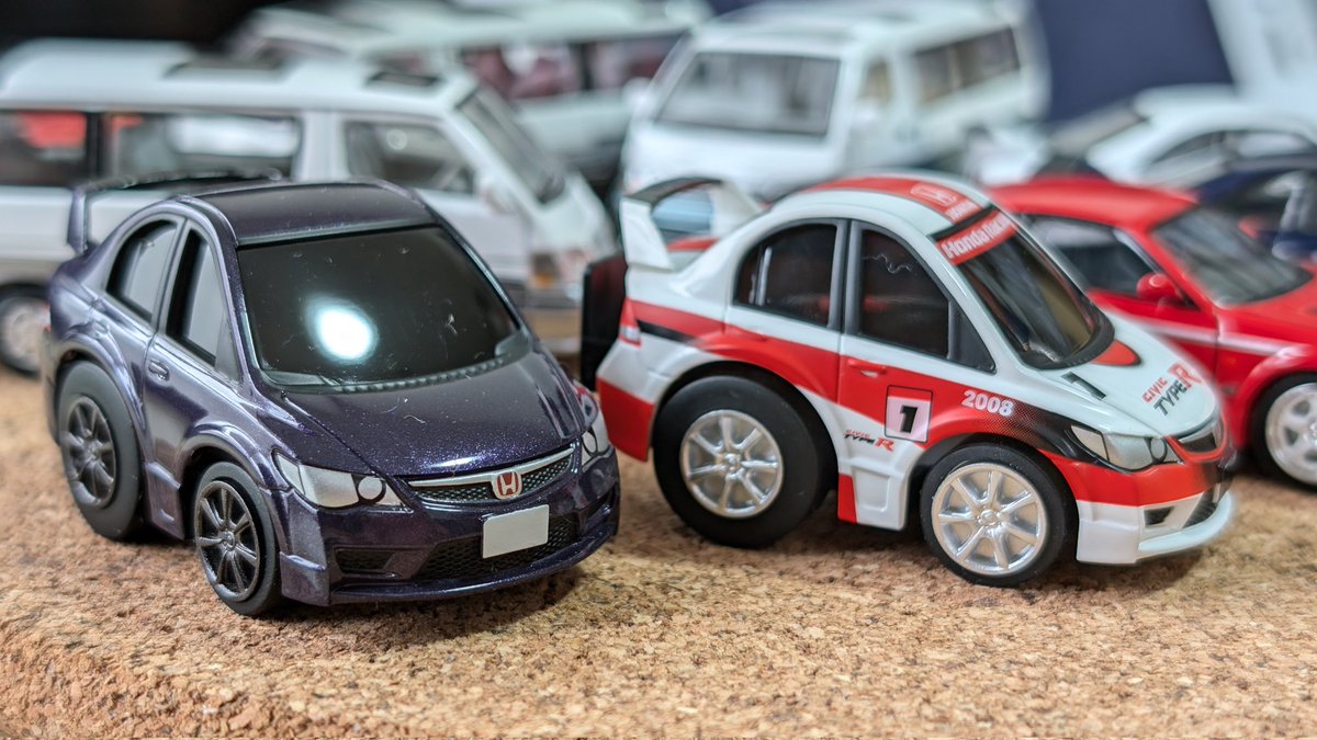 ようやく落ち着いて開封。

プレミアムディープバイオレットパールのFD2はしっかりパールの色味が楽しめます。

ホンダレーシングのワイメイクは2008年の再現のようです、zeroとしては2015年のN-ONE以来のレース系車両ですかね
