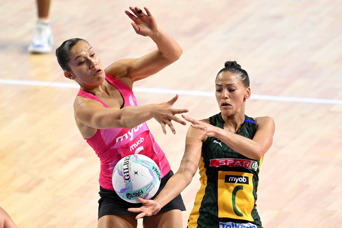 Netball_SA's tweet photo. 𝐀𝐂𝐓𝐈𝐎𝐍 𝐇𝐈𝐆𝐇𝐋𝐈𝐆𝐇𝐓𝐒
🇳🇿🆚🇿🇦

Team spirit shines brighter with every challenge! 🙏

#SAFAST5 #FAST5NetballWorldSeries #FAST5NWS

📸 @mbphotonz https://t.co/lSzhkgX69v