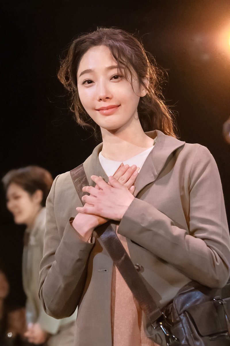 241109 밤 연극 전시의 공무원
갑순이 | #김려은 

커튼콜

이 책은 학살된 피난민들의 명단을
적은 책으로 바뀔거에요
부디 편하게 가세요