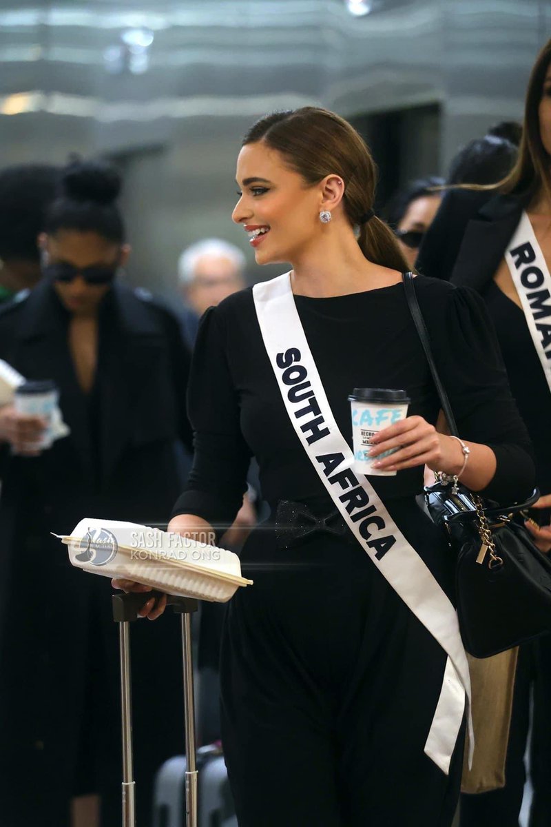 missuniverseza's tweet photo. Literally picture perfect, she does not have a bad angle 😍🇿🇦 Mia is perfection🤍 https://t.co/BzMREHrE28