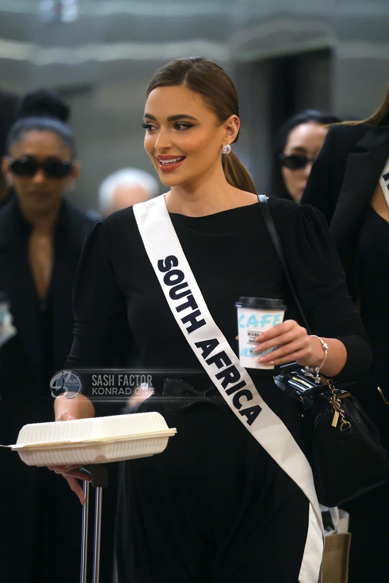 missuniverseza's tweet photo. Literally picture perfect, she does not have a bad angle 😍🇿🇦 Mia is perfection🤍 https://t.co/BzMREHrE28