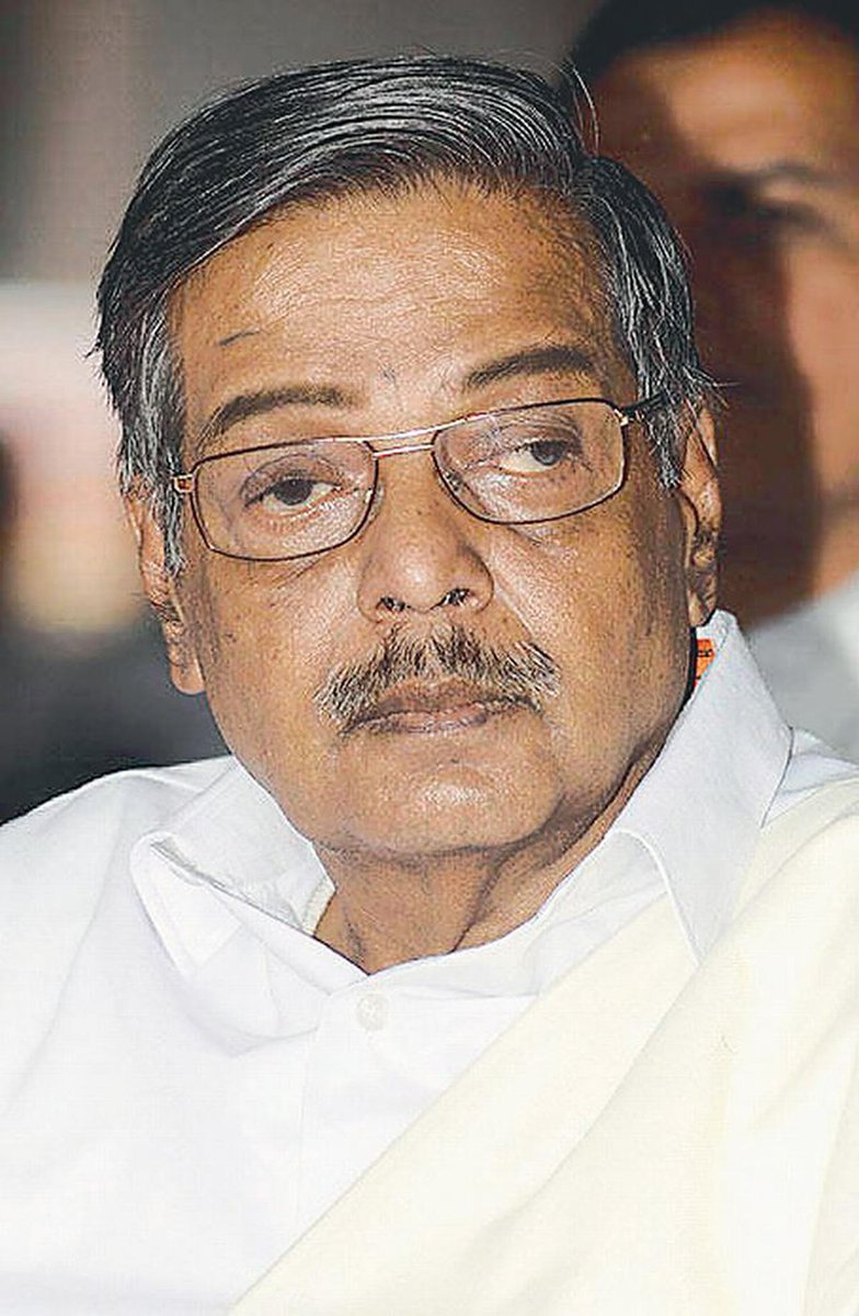 TTVDhinakaran's tweet photo. பேரறிஞர் பெருந்தகை அண்ணா, புரட்சித் தலைவர் எம்.ஜி.ஆர், இதயதெய்வம் புரட்சித் தலைவி அம்மா ஆகிய மூவரின் தீவிர பற்றாளரும் மூத்த அரசியல் தலைவருமான பெரியவர் பண்ருட்டி திரு.ராமச்சந்திரன் அவர்களின் பிறந்தநாள் இன்று.

பண்ருட்டி திரு.ராமச்சந்திரன் அவர்கள் நீண்ட ஆயுளோடும், பூரண உடல்நலத்தோடும் தொடர்ந்து மக்கள் பணியாற்ற எல்லாம்வல்ல இறைவனை பிரார்த்திக்கிறேன்.