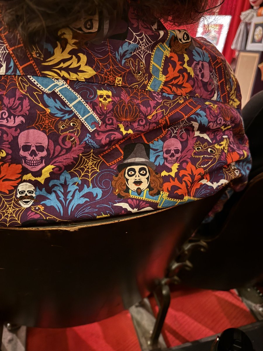 Hey <a href="/Svengoolie/">Svengoolie</a> ! Look what cool shirt I’m sitting behind!