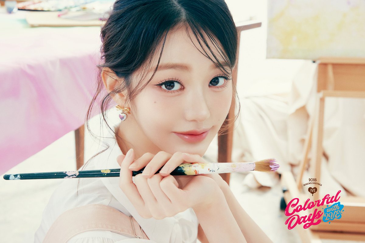 IVEstarship's tweet image. IVE 2025 SEASON'S GREETINGS 
&amp;lt;Colorful Days with IVE&amp;gt;

CONCEPT PHOTO

🎨 PRE-RELEASE
: 2024.11.11 MON 11AM (KST)

#IVE #아이브
#JANGWONYOUNG #장원영
#LIZ #리즈
#LEESEO #이서