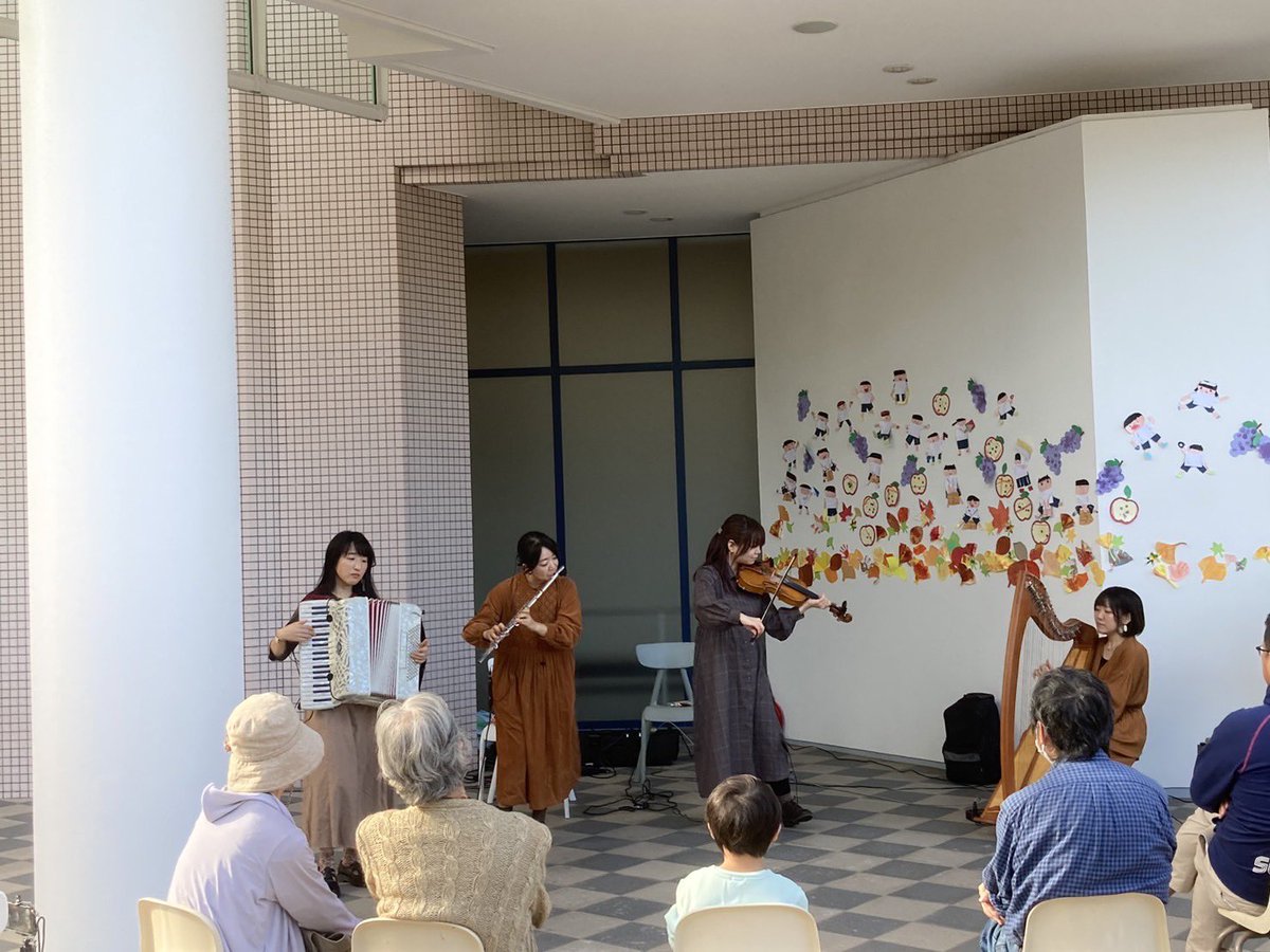 ashiyabihaku's tweet photo. 【ART MARKETあしやつくるば】
ステージにて音楽LIVE開催中です！

clocca（クロッカ）
フィドル／フルート／アコーディオン／ハープ

関西を拠点に演奏活動をしている女性カルテット。アイルランドや北欧の伝統音楽を演奏。 https://t.co/nNbgUrFOLK