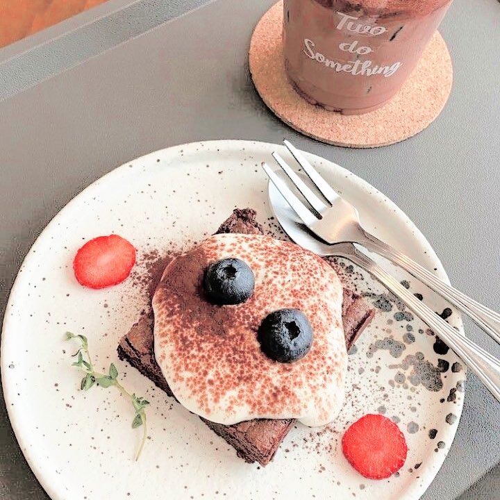 ︎ᅠ
︎ᅠ
ⓘ 𝐕𝐀𝐍𝐘𝐀 POSTED AN UPDATE! 

I've been dealing with cough and runny nose these past few days but as a pasaway human being, here I am munching on something sweet. I know this won't help.
︎ᅠ
︎ᅠ