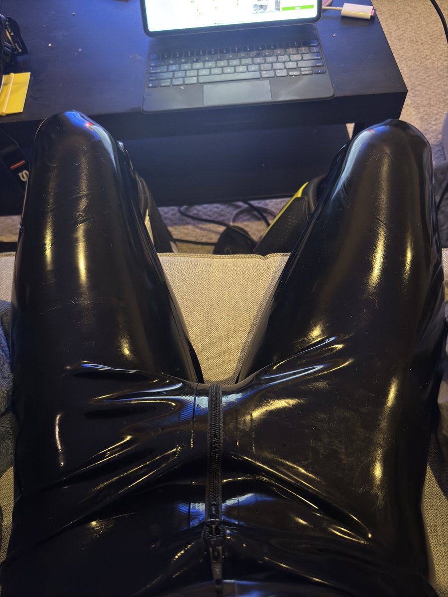 @Feynirhusky.bsky.social (@feynirhusky) on Twitter photo Lazy latex night Lazy latex night