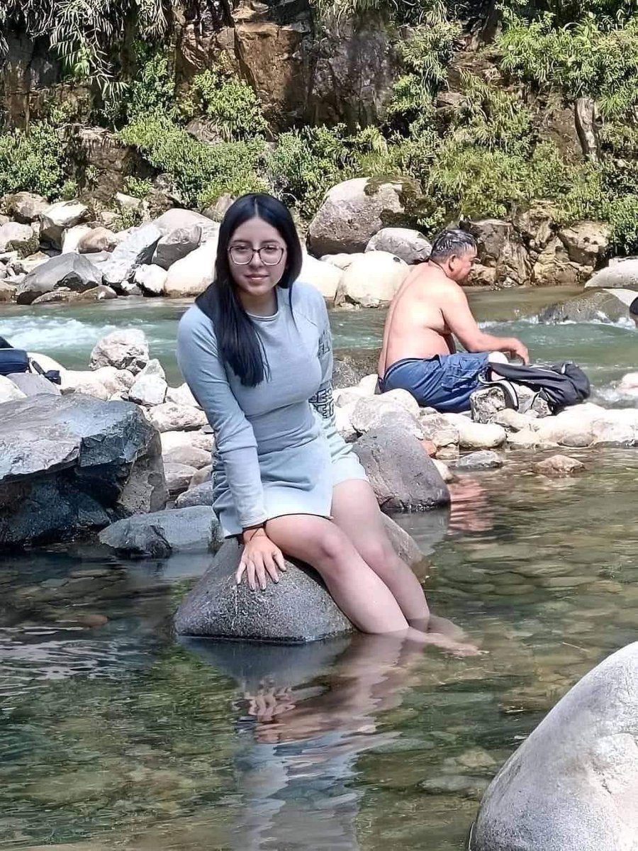 meme_mememaster's tweet photo. Hi, can you help me by removing the guy from the background please 🙊🫶🏻 https://t.co/mzmmFceVO8