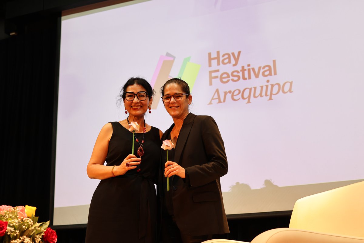 hayfestival_esp's tweet photo. 📖Niños del pájaro azul es la nueva novela de #KarinaPacheco y en conversación con Verónica Ramírez comparte más de su historia:
“Donde se depreda el medio ambiente, casi siempre se depredan también vidas humanas, y en mis cuentos trato de reflejar eso.
Los cuentos nos recuerdan que el infierno no siempre está en llamas, sino que también se encuentra en los paraísos del Amazonas donde ocurren minería ilegal, tráfico de niños y violencia”.