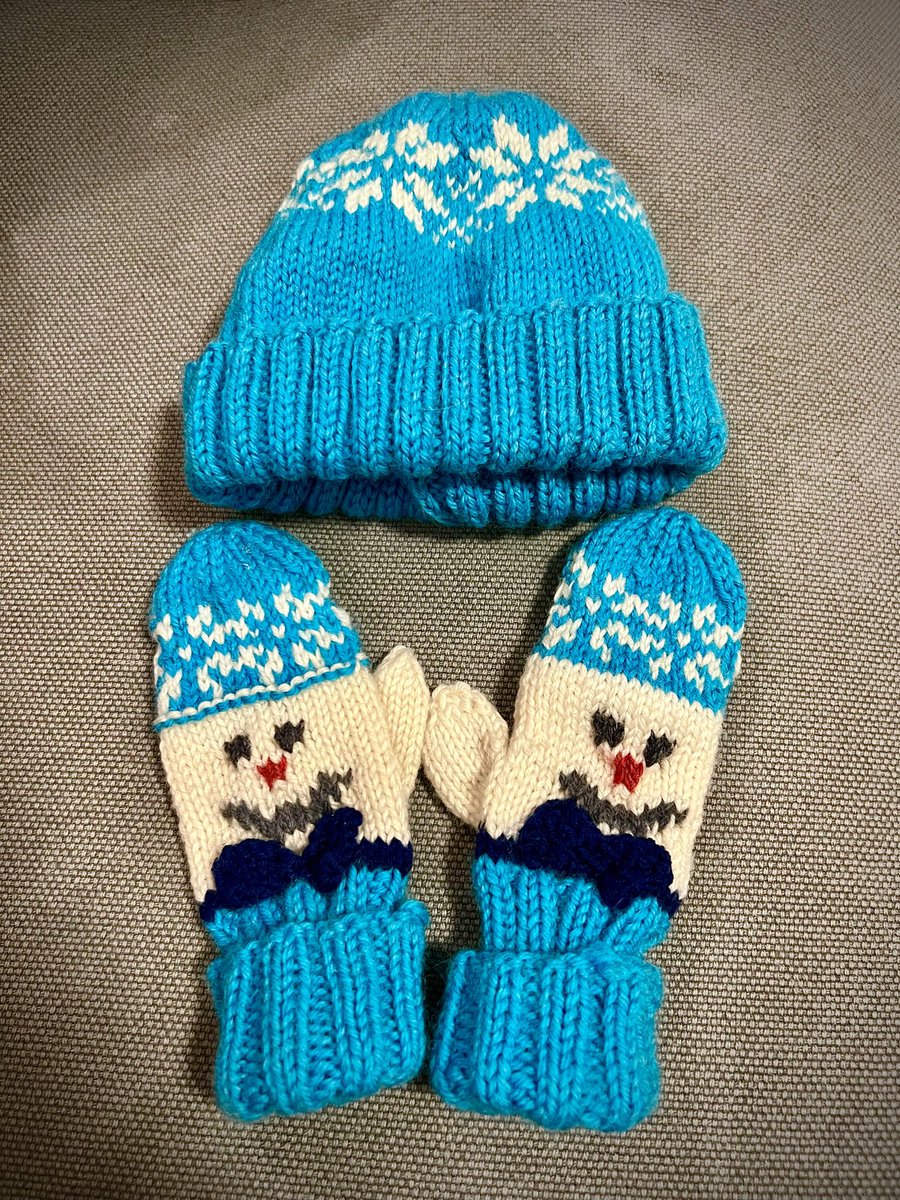 This is an invitation to go ahead and praise me for these mittens and hat I knitted for a toddler.
