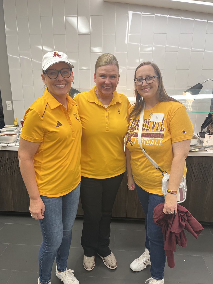 Look who I ran into at the ⁦<a href="/ASU/">Arizona State University</a>⁩ football game…two of our famous ⁦<a href="/asupublicsvc/">Watts College of Pub Svc</a>⁩ alumni! You make us proud ⁦⁦<a href="/GovernorHobbs/">Governor Katie Hobbs</a>⁩ &amp; ⁦<a href="/erinzhart/">Erin Hart</a>⁩!