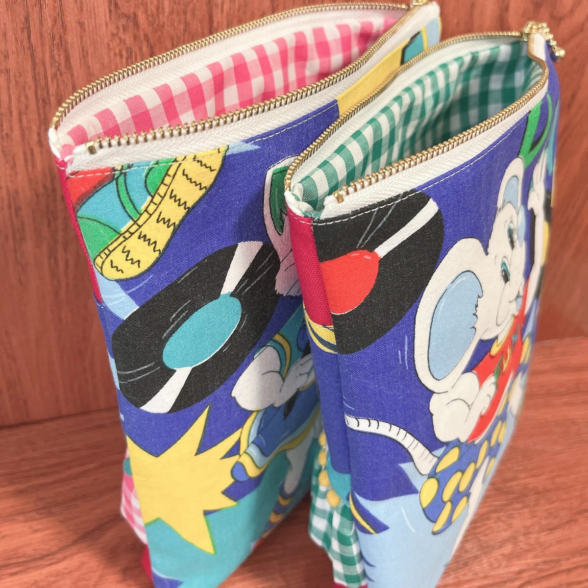 mamyuhandmade's tweet photo. デザフェスvol60にお持ちするものご紹介

フランスのヴィンテージファブリックで80’sなポーチができま���た🎵
後ろのデザインもかわいくできたなと😊

是非ブースに見にきてください

#ヴィンテージファブリック 
#レトロ
#ハンドメイドポーチ 
#デザフェス60 
#デザフェス出店 https://t.co/j93Gn9vBYz