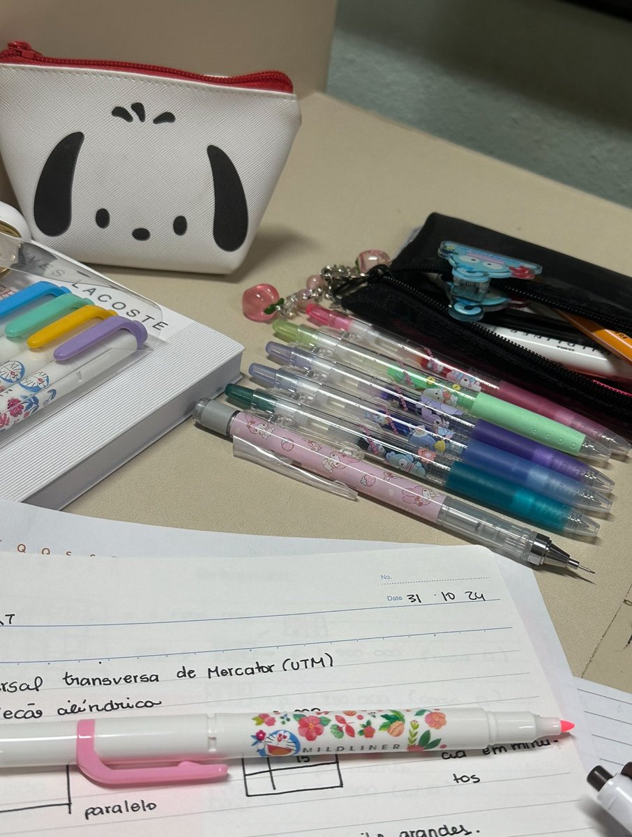 rikisym's tweet photo. lyz e suas canetinhas coloridinhas da hello kitty no 1° período da faculdade https://t.co/v41KKBHSlB
