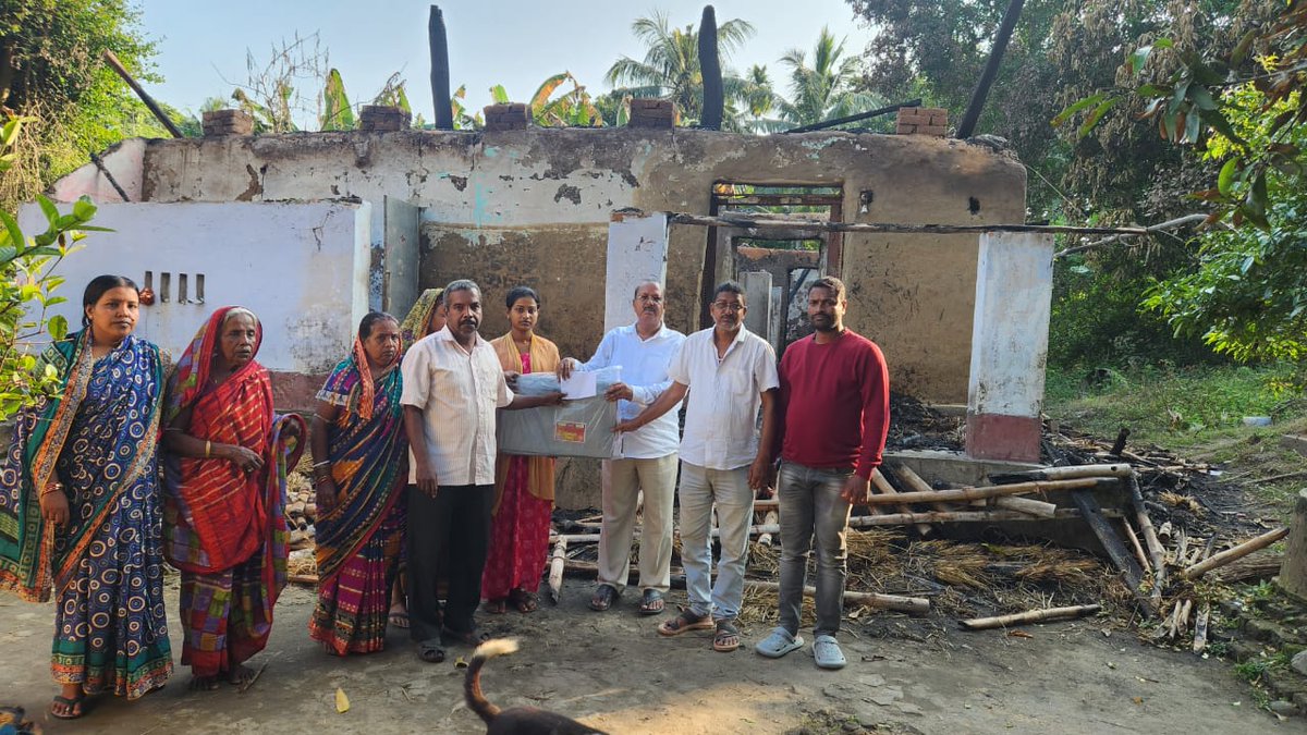 ajoy_kumar_rout's tweet photo. #ପାଟକୁରା ନିର୍ବାଚନ ମଣ୍ଡଳୀ #ଡେରାବିଶ ବ୍ଲକ ଅନ୍ତର୍ଗତ #ଚାନ୍ଦୋଳ ଗ୍ରାମ ପଞ୍ଚାୟତର ଅଜୟ ଜେନାଙ୍କ ବାସ ଗୃହ ଅଗ୍ନି କାଣ୍ଡରେ  ସମ୍ପୂର୍ଣ ନଷ୍ଟ ହେଇଯାଇଛି l ଏହି ଦୁଃଖଦ ଖବର ପାଇବା ପରେ ତାଙ୍କ ପରିବାରବର୍ଗଙ୍କୁ ଭେଟି ଆର୍ଥିକ ସହାୟତା କରିଥିଲି l https://t.co/9QXDWTF6Lg
