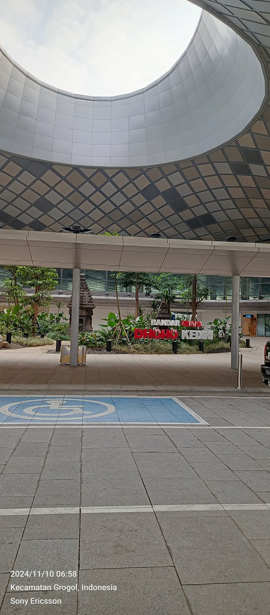Sehabis konser sengaja ga pulang ke Pasuruan dan mbambung di Kediri menunggu pagi agar bs menjumpai Pak <a href="/iwanfals/">VL</a> di bandara Kediri, ternyata baru tau ga ada jadwal pesawat di hari Minggu