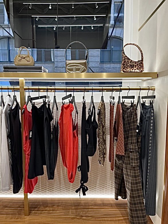 ocairicyelhsa's tweet photo. Random post

Ciriaco is now at Kith SoHo and Miami https://t.co/YX9BJOpnTW