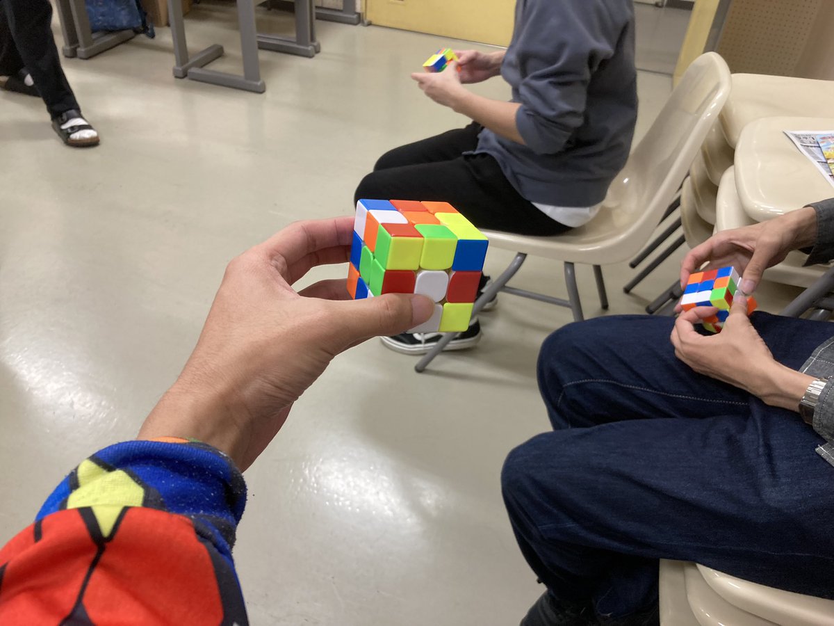 HiraKen_cube's tweet image. 会場の端でOB会