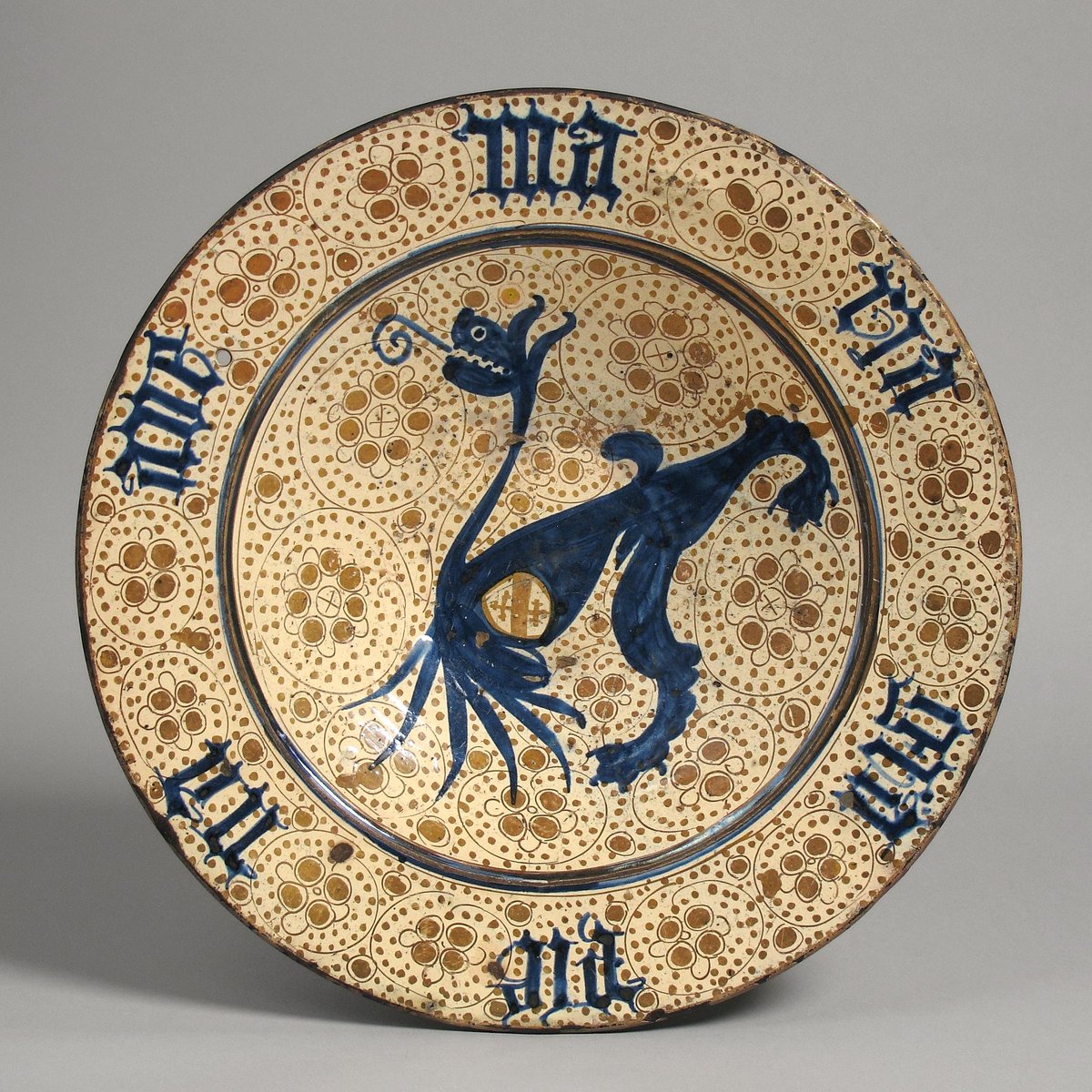 La técnica para crear cerámica de reflejos metálicos llegó a la Península Ibérica en el siglo XII. En #Manises, Valencia, ceramistas cristianos y musulmanes trabajaron juntos para crear piezas de alta calidad. 

📸: Met Museum