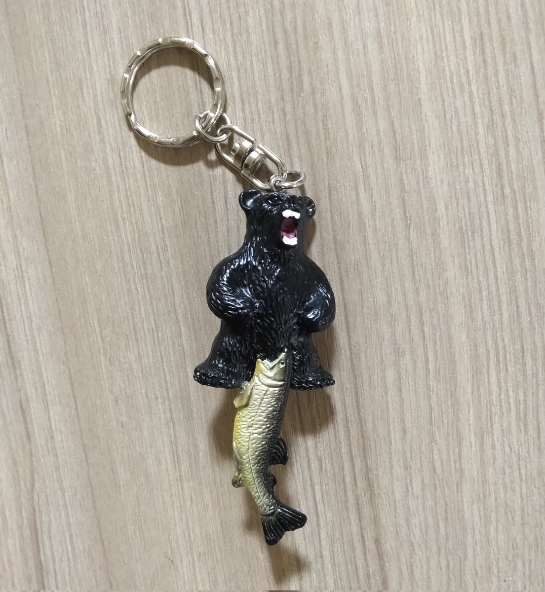 熊をくわえた鮭は見たことあるが、このパターンはなかった！！！