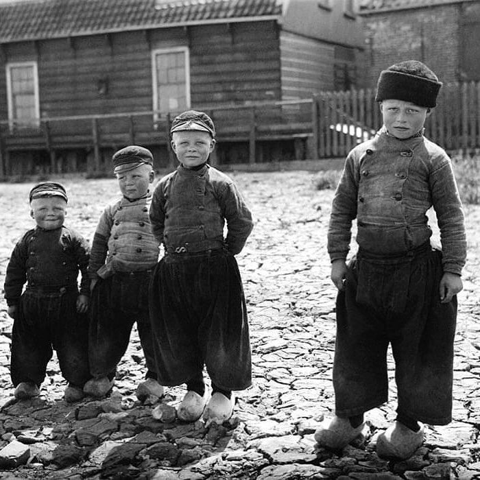 Kids from the Netherlands in 1904.