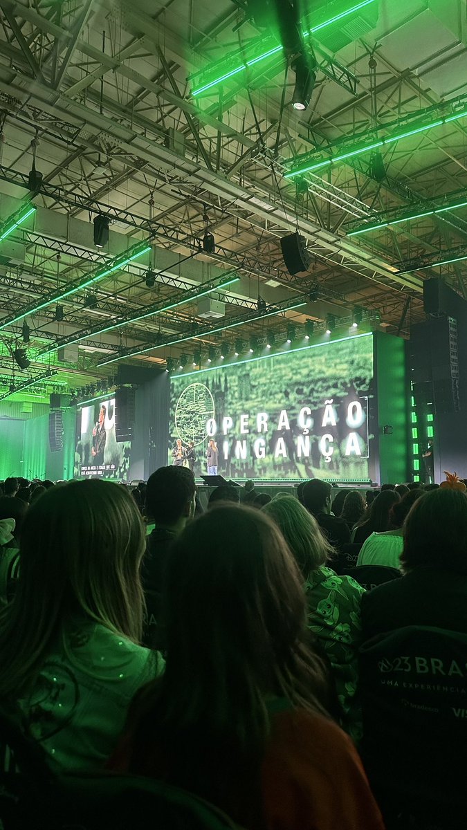 biapipoco's tweet image. Outlander só no telão 🫠🫠

Mas no painel de Operação Vingança quase tive um passamento quando o nome da Caitriona Balfe foi citado. Ela está nesse filme e mostraram um trailer que não podia ser filmado, mas ela só aparece 1s dirigindo com cabelinho curto de franjinha 🤏🏻