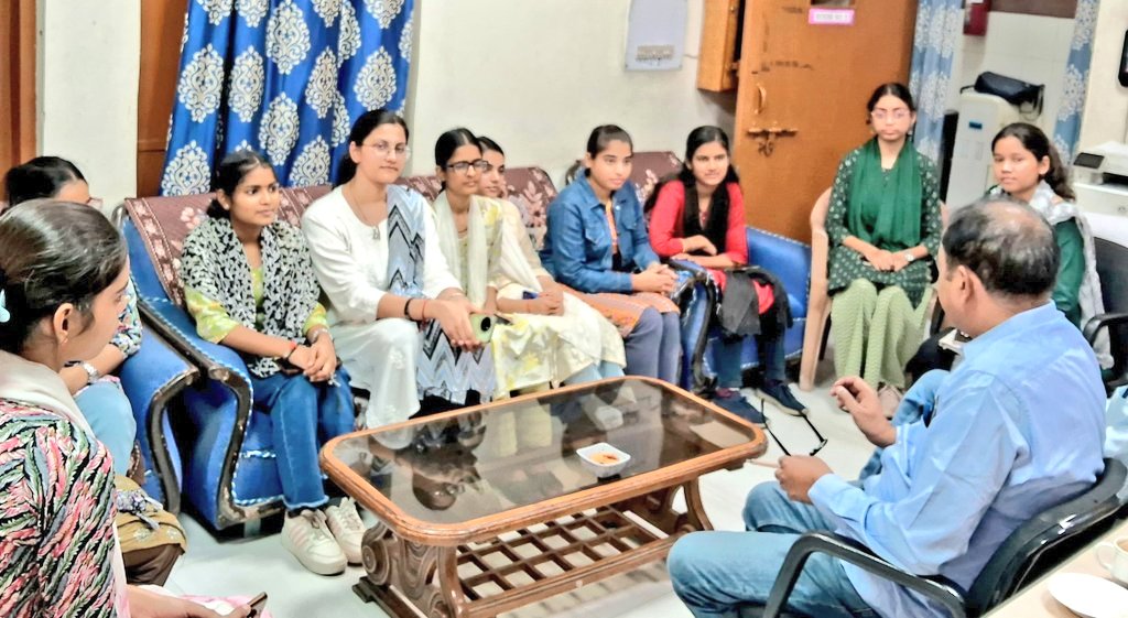 karshan01's tweet image. शिक्षक और विद्यार्थी,
चाहे वो भारत से हों या दुनिया के किसी देश से, उनकी आवाज़ मज़बूत होती है। हर कोई एक समृद्ध, खुशहाल, शांतिपूर्ण और सुरक्षित राष्ट्र में रहने का सपना देखता है। जब समृद्धि, खुशी और शांति एक साथ होती हैं, तो राष्ट्र सच में विकसित बनता है।🇮🇳✌️🇮🇳#PeaceAndProsperity