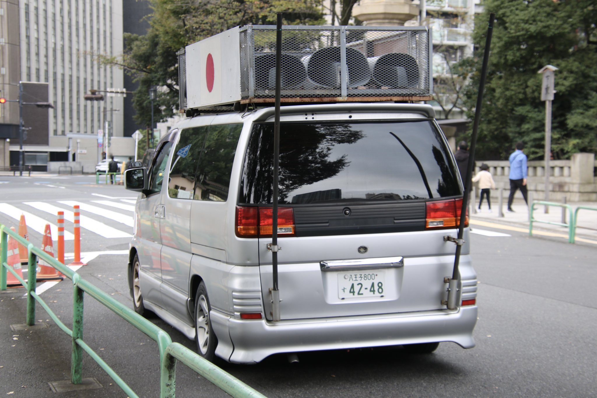 右翼街宣車エルグランド② 右翼街宣車エルグランド