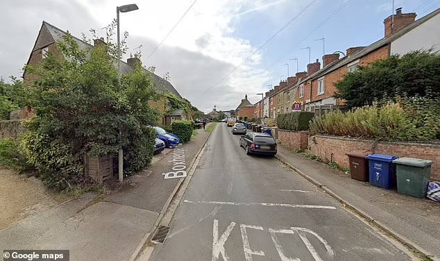 TrueCrimeUpdat's tweet image. A woman was allegedly sexually assaulted by a group of individuals in #Banbury, #Oxfordshire on October 22

The incident occurred on Boxhedge Road when a black saloon car stopped to pick up a man. Several men &amp;amp; women from a white hatchback that had been following the saloon