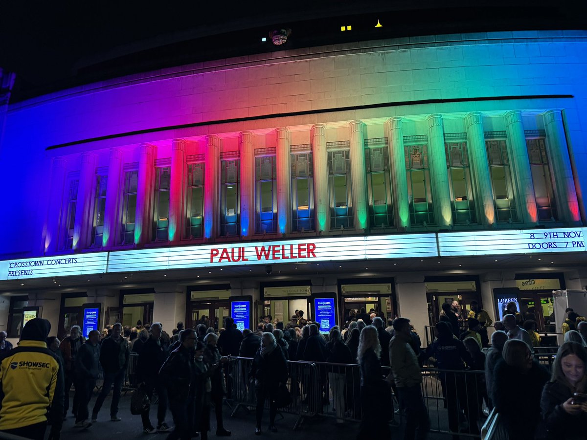 foxglovegooner's tweet photo. That #Modfather ….He’s still ripping it up 🕺and I’ve lost count how many times I’ve seen the #Weller fella . #topgig https://t.co/XMJLYcFMcY