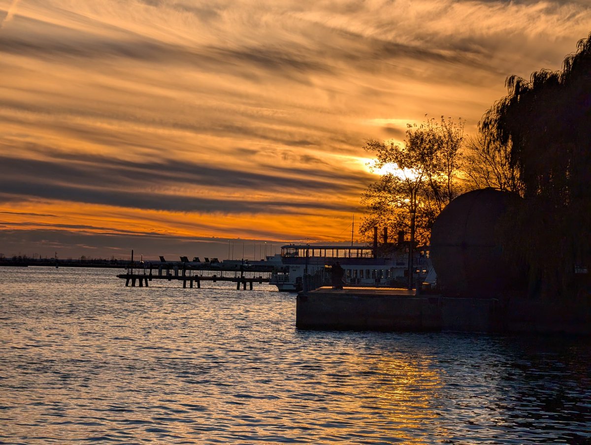 Freya_Alpha's tweet image. Beautiful sunset at the Toronto Harbourfront 🇨🇦❤️
#Toronto #Harbourfront