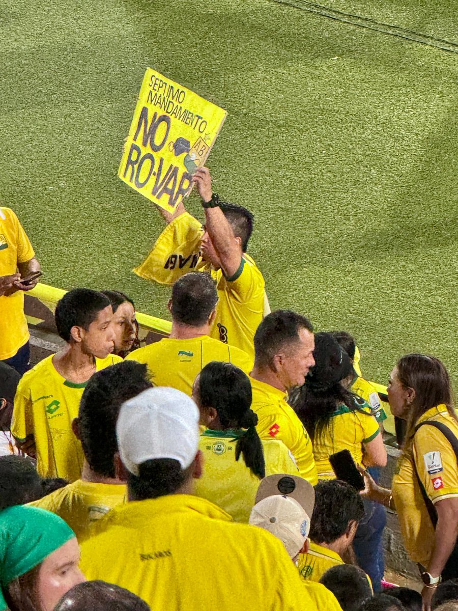 RCNBga's tweet photo. #Video | Con cánticos en contra de la @Dimayor los aficionados del @ABucaramanga reprocharon las decisiones que han afectado al equipo en los últimos partidos.

Los jugadores además salieron con tapabocas en señal de protesta. https://t.co/ojKS04m2kC