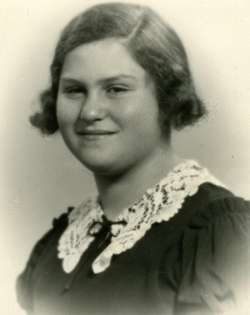 10 November 1921 | A Czech Jewish woman, Hana Glaserová, was born in Prague.

She was deported to #Auschwitz from #Theresienstadt ghetto on 12 October 1944. She did not survive.