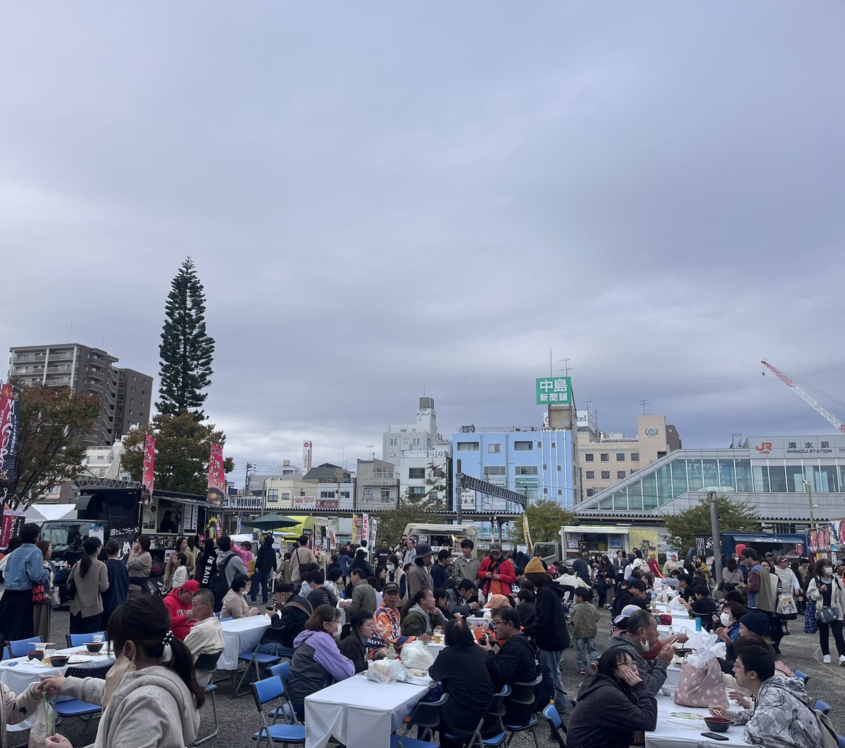 ShimizuMaguro's tweet photo. 【清水港マグロまつり2024】
マグロ��つり始まっております！！🐟🐟
飲食ブース大盛況！
なんとか天気も持ちそうです！ https://t.co/7ejzIpXfml