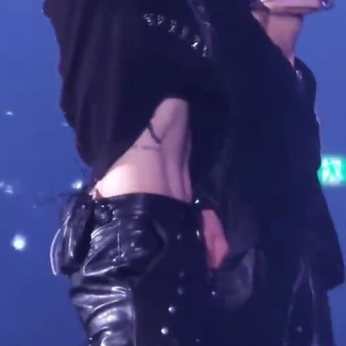 myeongiwa's tweet photo. pretty boy with tiny waist... please save me pretty boy with tiny waist https://t.co/3Gupkz1xXl